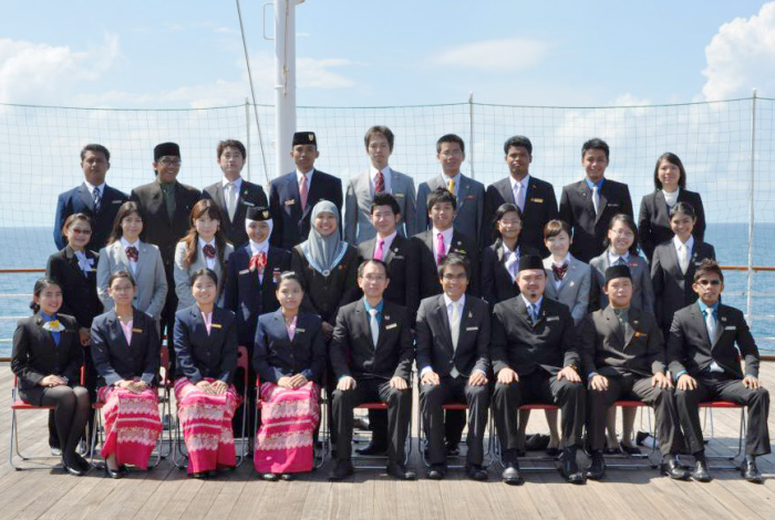 東南アジア青年の船参加時の記念写真 。