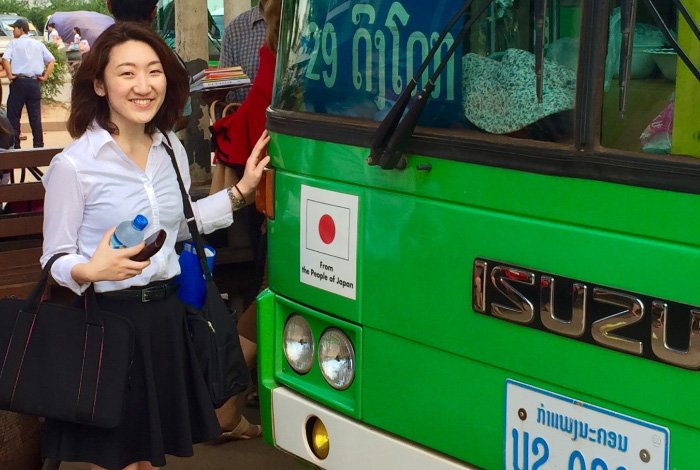 日本から贈られた ラオス首都を走るバス。
